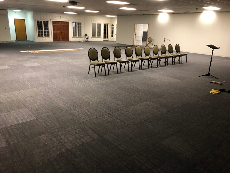 More Photos Of 3 Mize Rd, Toccoa Showroom For Lease