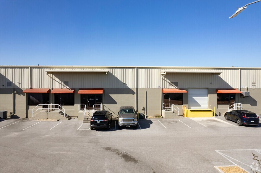 More Photos Of 5112-5144 Le Tourneau Cir, Tampa Warehouse For Lease