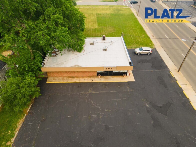 More Photos Of 1011 E Market St, Warren Convenience Store For Sale