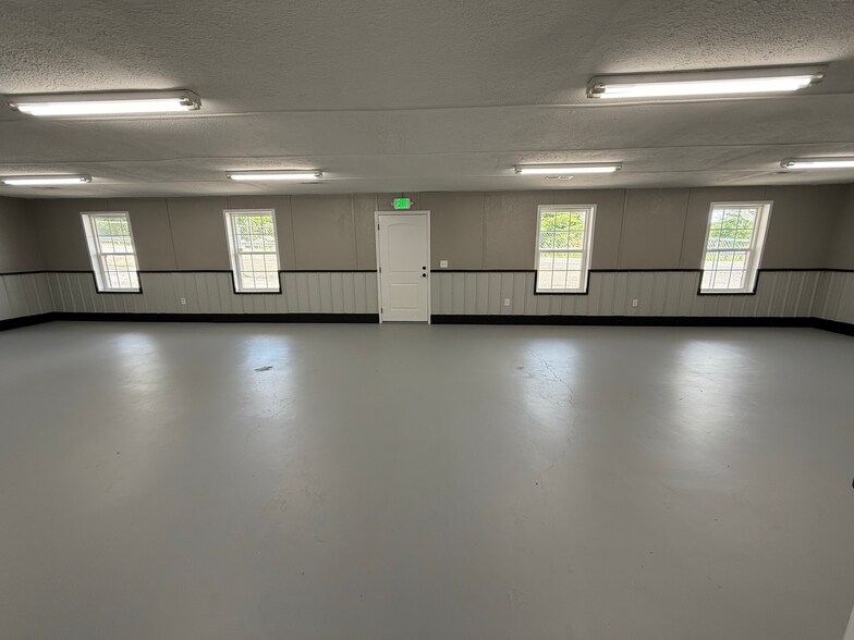 More Photos Of 911 US-25E, White Pine Flex For Lease