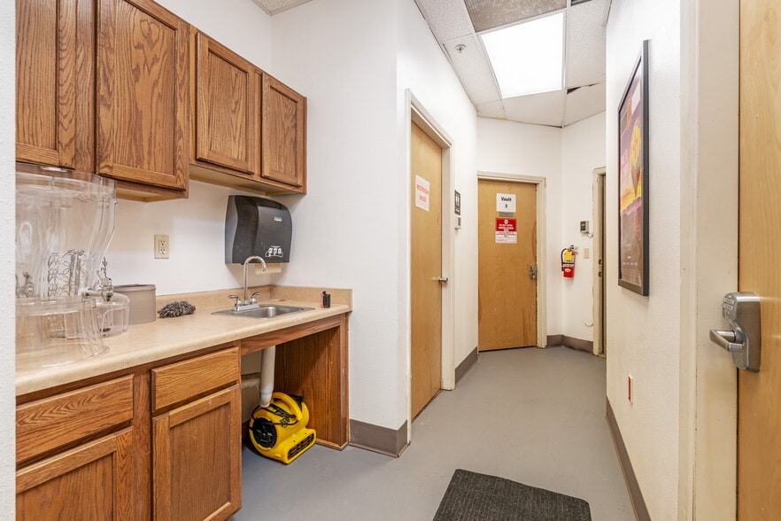 More Photos Of 7510 Mallard Way, Santa Fe Light Distribution For Sale