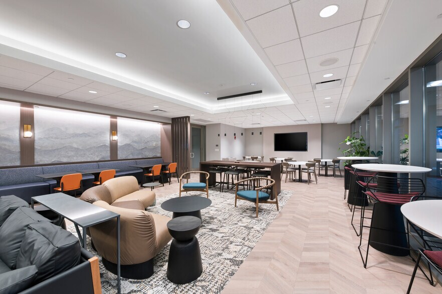 More Photos Of 9550 W Higgins Rd, Rosemont Office For Lease