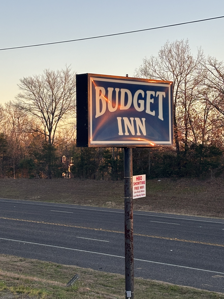 Primary Photo Of 1213 E US Highway 80, Mineola Hotel For Sale