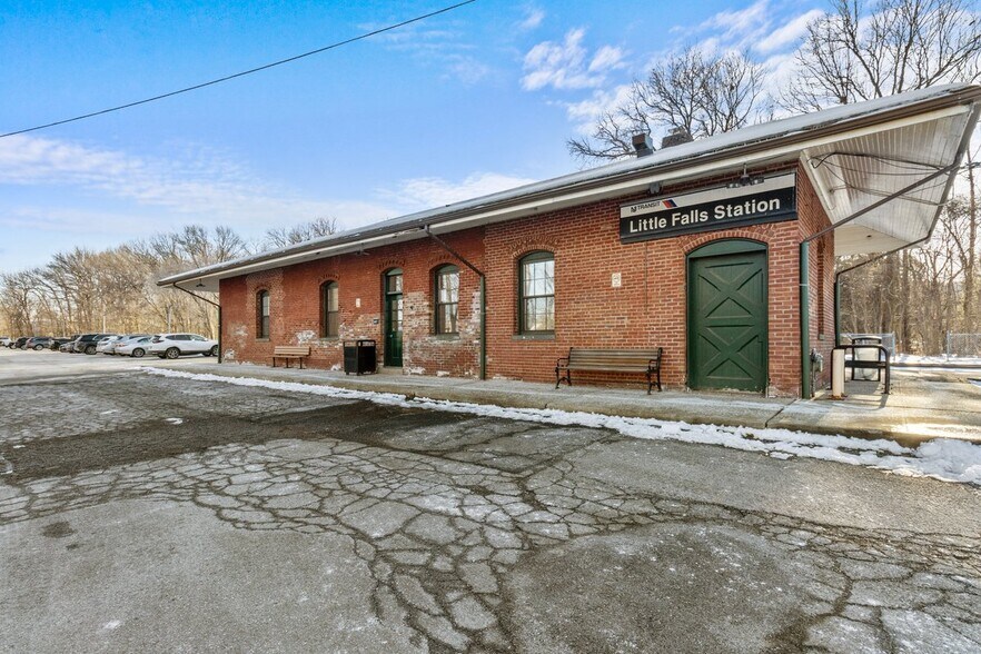 More Photos Of 89 Main St, Little Falls Bank For Lease