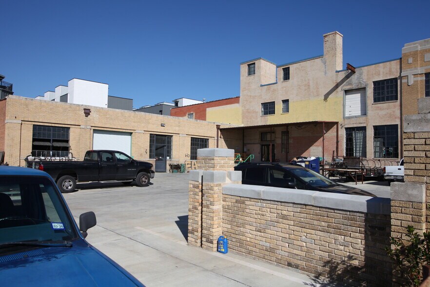 More Photos Of 1401 N Carroll Ave, Dallas Manufacturing For Lease