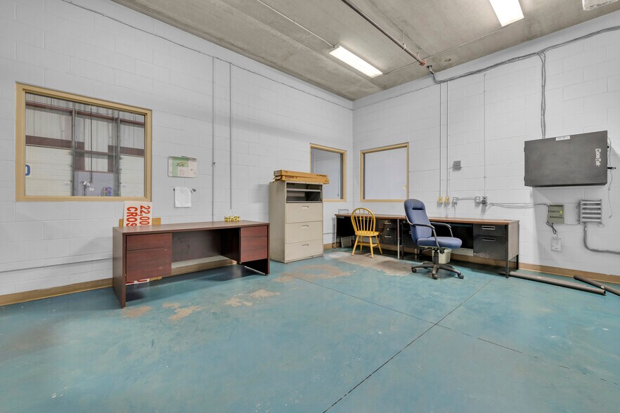 More Photos Of 599 Sprucewood Ave, Windsor Warehouse For Lease
