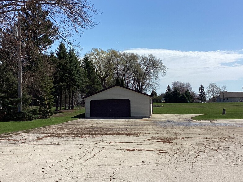 More Photos Of 2525 Oakwood Rd, Oak Creek Schools For Sale