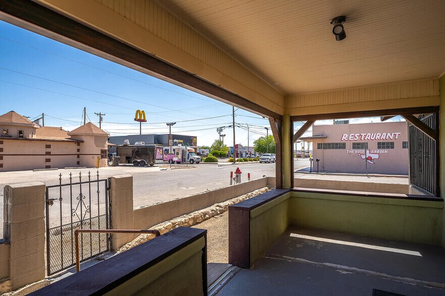 More Photos Of 100 E Washington St, Anthony Office For Sale