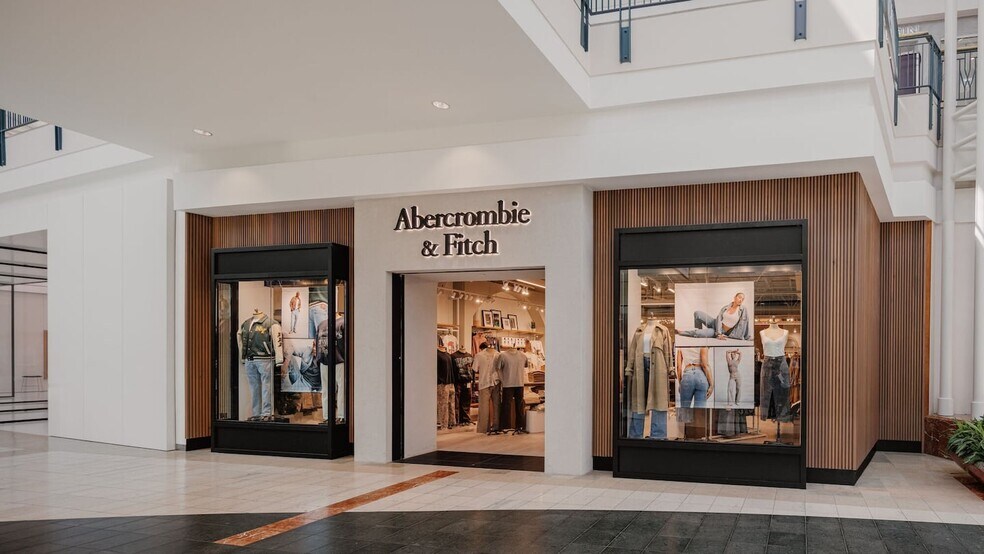 More Photos Of 1201 Lake Woodlands Dr, The Woodlands General Retail For Lease
