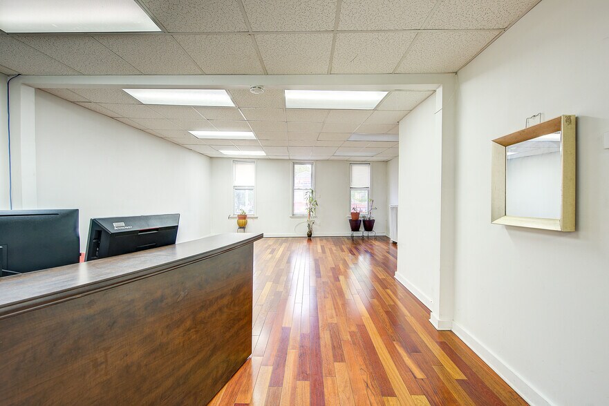 More Photos Of 12015 Liberty Ave, South Richmond Hill Storefront Retail Office For Lease