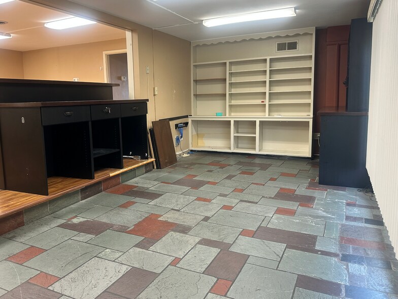 More Photos Of 2855 SE Kansas Pl, Topeka Veterinarian Kennel For Lease