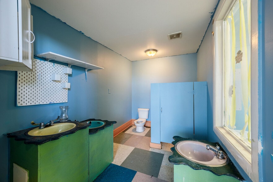 More Photos Of 300 W Clay St, Richmond Storefront Retail Residential For Lease