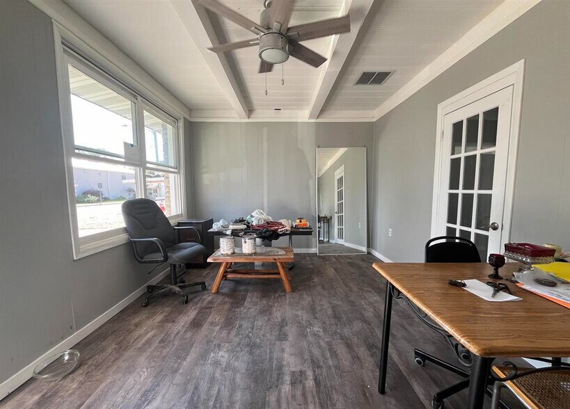 More Photos Of 421 E Moneta Ave, Peoria Heights Self Storage For Lease