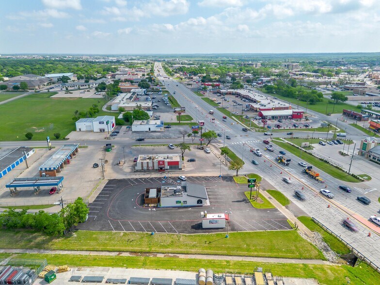 More Photos Of 316 Wilshire Blvd, Burleson Freestanding For Sale
