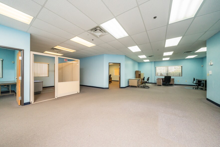 More Photos Of 6000 E Coury Dr, Cottonwood Light Manufacturing For Sale