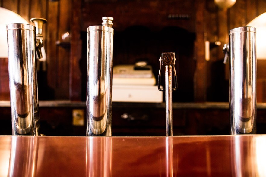 More Photos Of 826 E Warrington Ave, Pittsburgh Bar For Lease