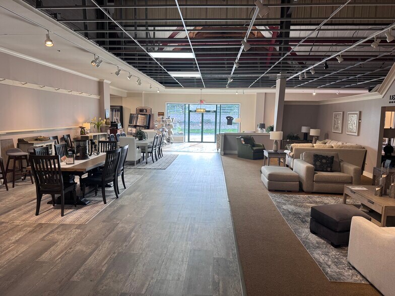 More Photos Of 661 S Main St, Crystal Lake Freestanding For Sale