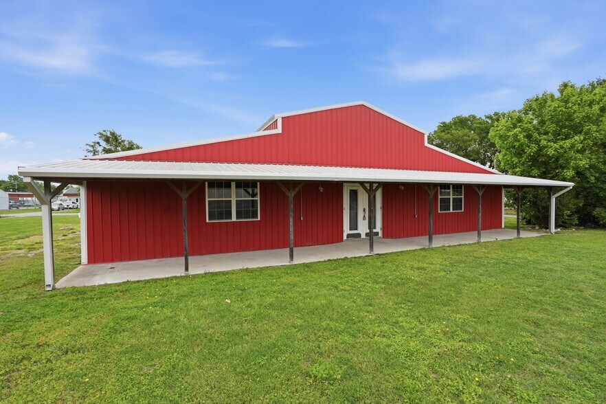 More Photos Of 113 S Wilder St, Chouteau General Retail For Sale
