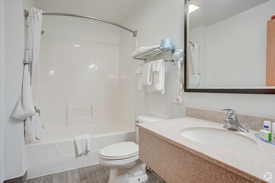 More Photos Of 2285 Washington St, Galesburg Hotel For Sale