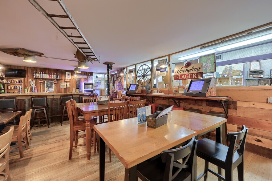 More Photos Of 157 E Broadway, Red Lion Restaurant For Sale