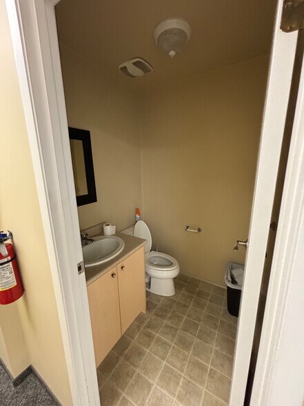 More Photos Of 4125 Mcconnell Dr, Burnaby Warehouse For Lease