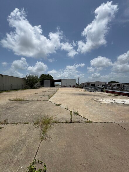 More Photos Of 2038 Saratoga Blvd, Corpus Christi Warehouse For Lease