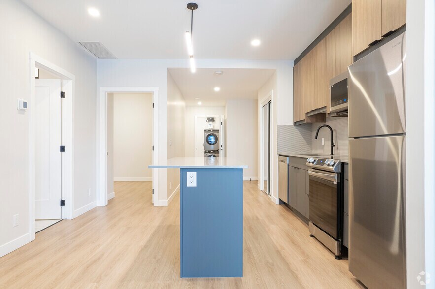 More Photos Of 909 5 Av SW, Calgary Apartments For Lease