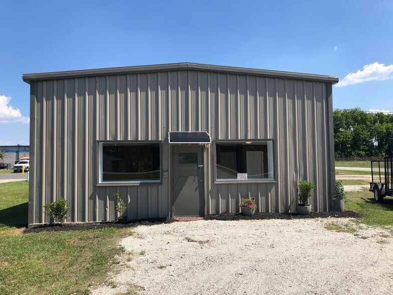 Primary Photo Of 1109 W Market St, Cheraw Specialty For Sale