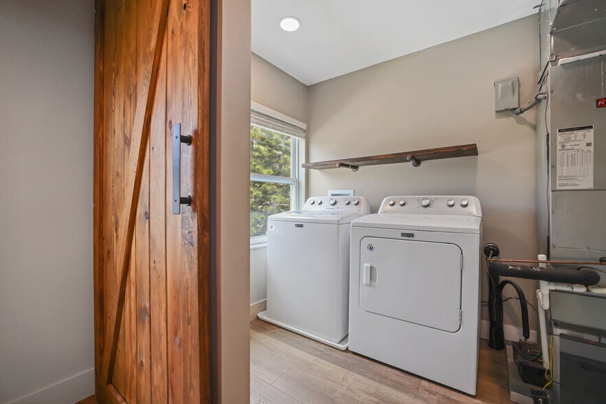 More Photos Of 10830 Navajo Dr, Saint Petersburg Showroom For Sale