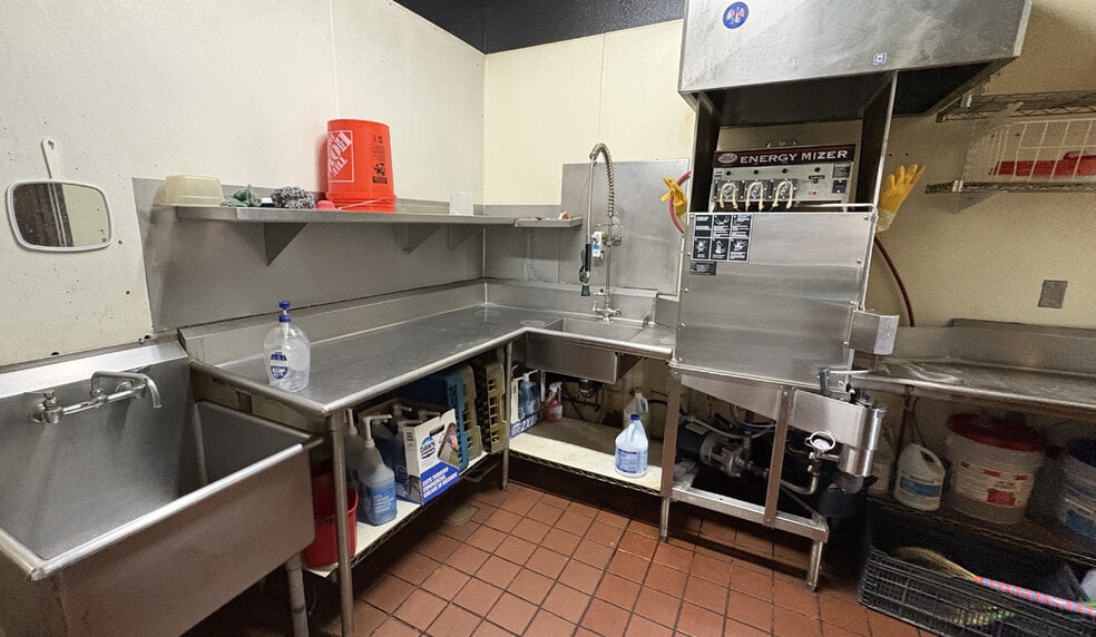 More Photos Of 3400 River Rd N, Salem Restaurant For Lease