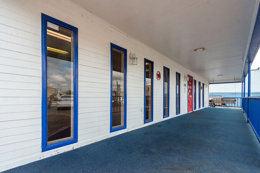 More Photos Of 120 E Mulberry St, Angleton Auto Dealership For Lease