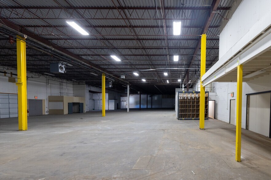 More Photos Of 5600-5628 Lincoln Dr, Edina Light Distribution For Lease