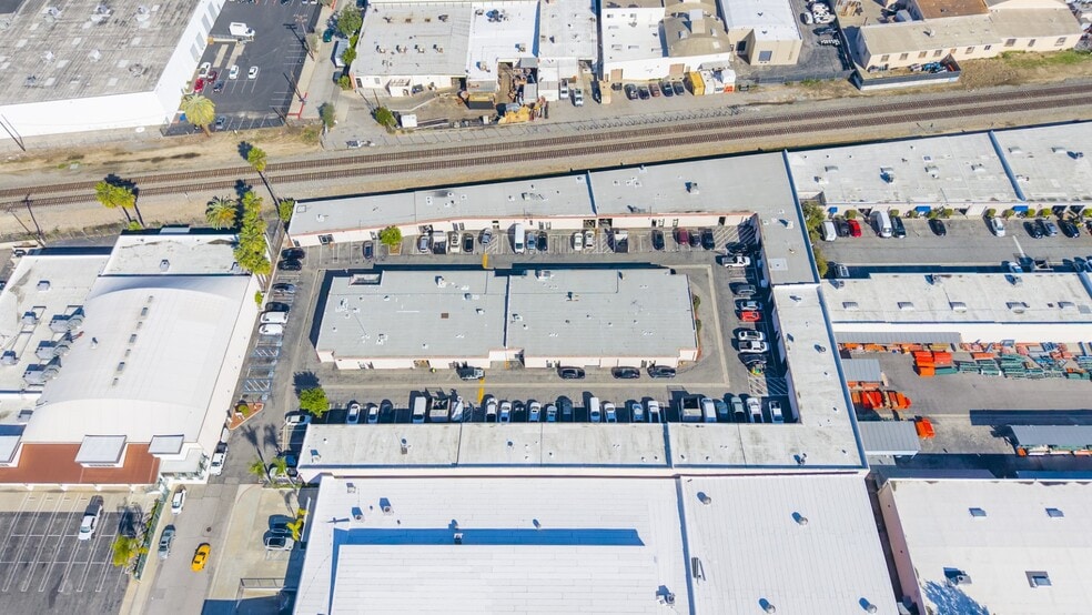 More Photos Of 820-830 Thompson Ave, Glendale Manufacturing For Sale