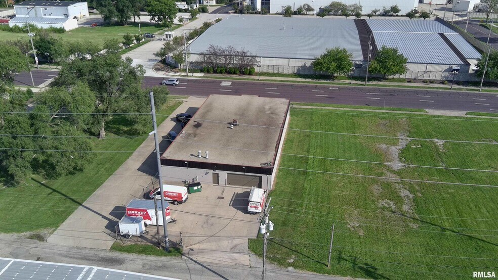 More Photos Of 817 NE Adams St, Peoria Warehouse For Sale