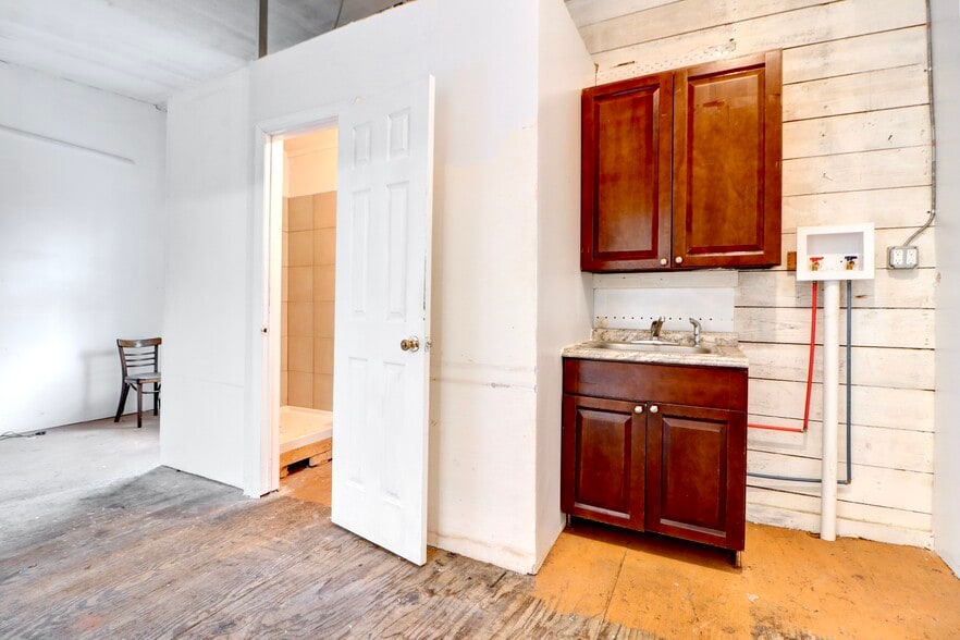 More Photos Of 1059 Wyckoff Ave, Ridgewood Flex For Lease