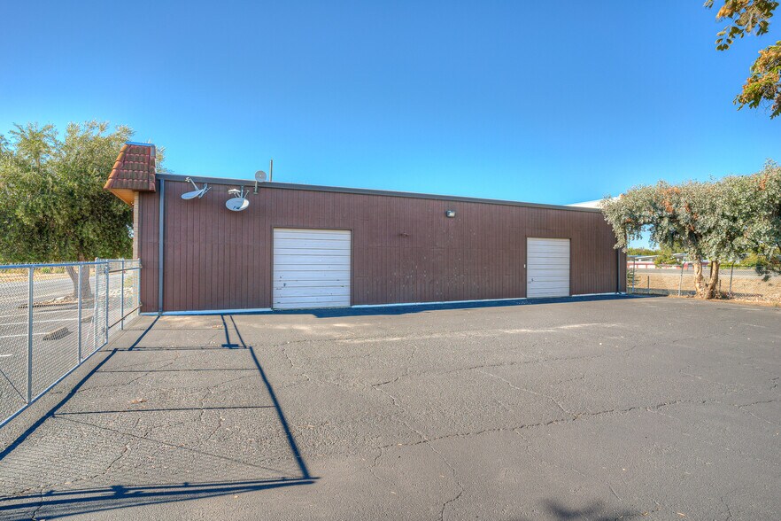 More Photos Of 2950 Feather River Blvd, Oroville Light Distribution For Sale