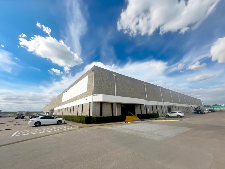 More Photos Of 119 Regal Row, Dallas Warehouse For Lease
