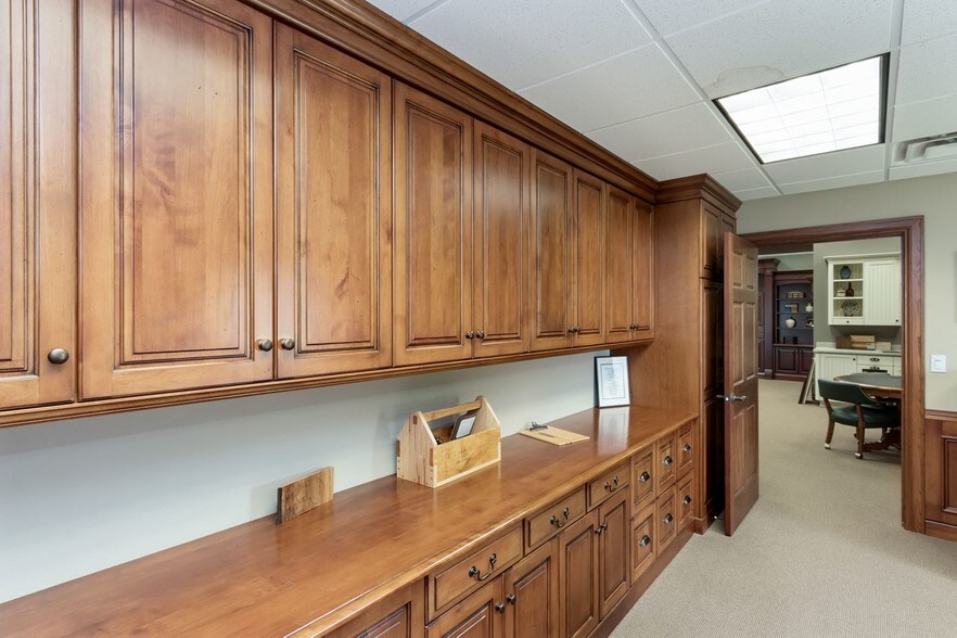 More Photos Of 801 62nd St, Marion Showroom For Sale