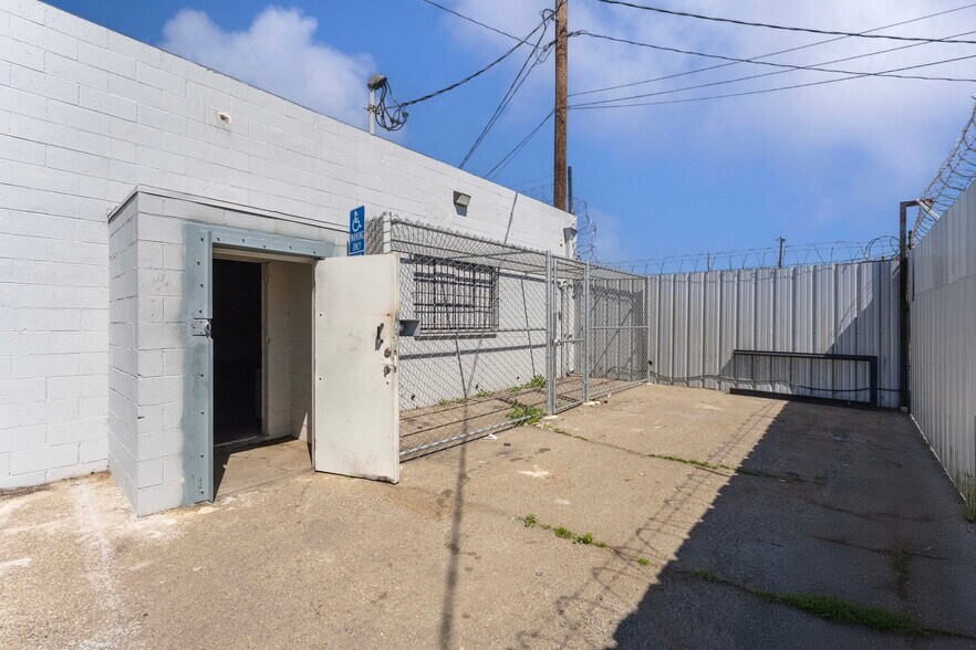 More Photos Of 15626 S Main St, Gardena Warehouse For Lease