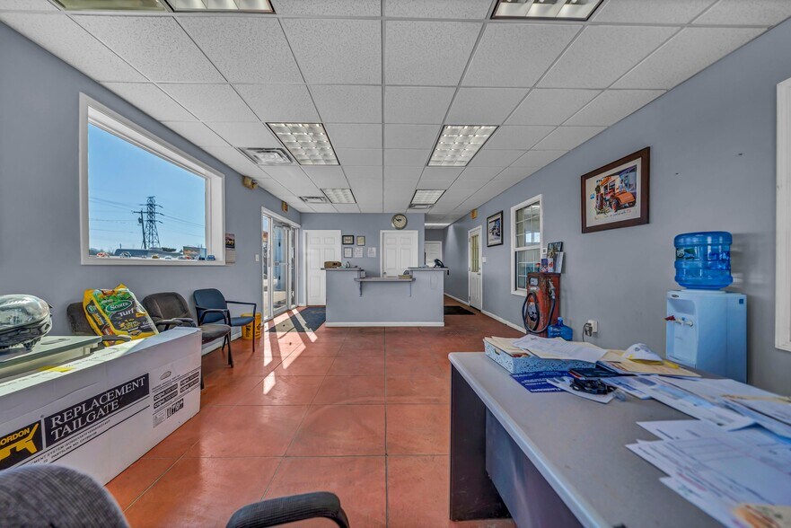 More Photos Of 5621 Lockport Rd, Niagara Falls Auto Repair For Sale