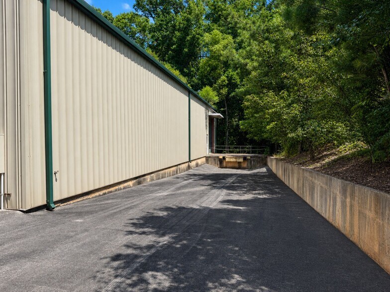 More Photos Of 1073 Nine North Dr, Alpharetta Warehouse For Sale