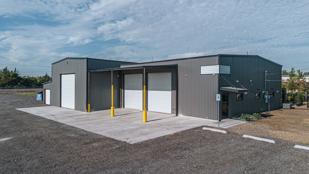 Primary Photo Of 2603 S Kaufman St, Ennis Industrial For Sale