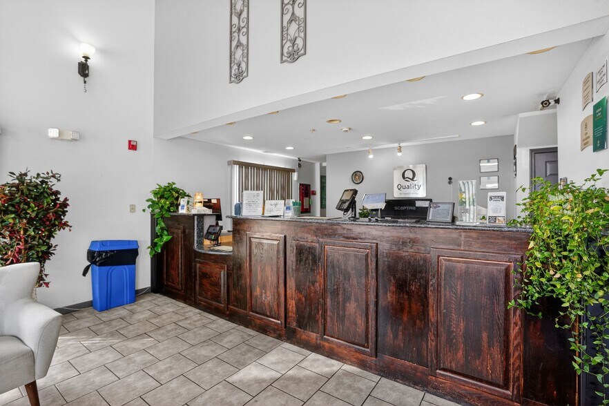 More Photos Of 1835 W Highway 76, Branson Hotel For Sale