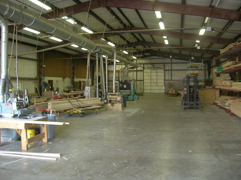 More Photos Of 2115 N Sports Complex Ln, Nixa Warehouse For Lease