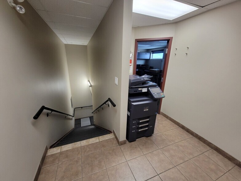 More Photos Of 559 Okanagan Av E, Penticton Manufacturing For Sale