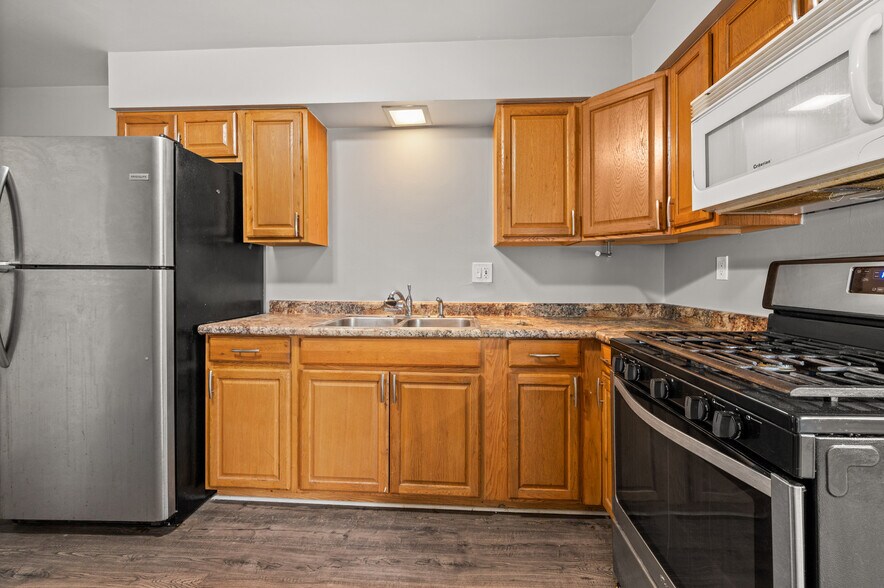 More Photos Of 304 Hankes Ave, Aurora Apartments For Sale