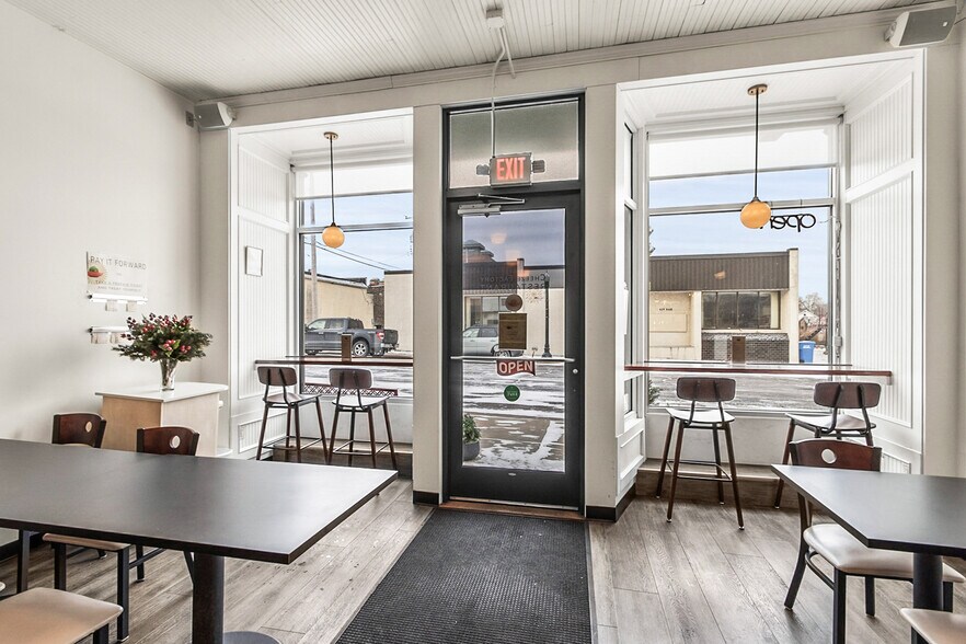 More Photos Of 618 Oak St, Baraboo General Retail For Sale