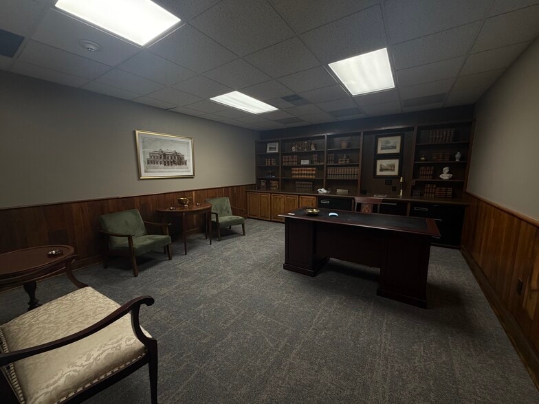 More Photos Of 104 E Main St, Johnson City Office For Lease
