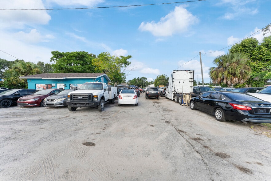 Primary Photo Of 5712 15th St, Bradenton Auto Dealership For Sale