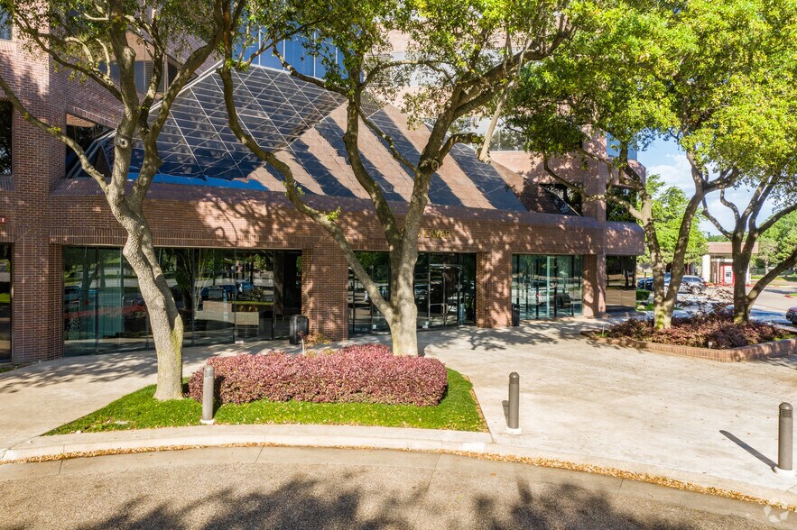 More Photos Of 2000 E Lamar Blvd, Arlington Office For Lease